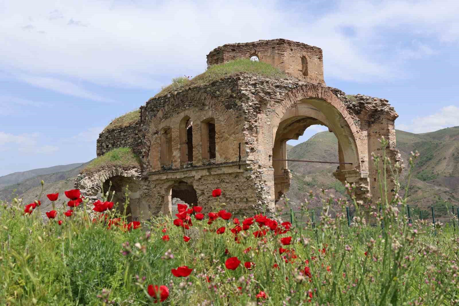 ELAZIĞ'IN PALU İLÇESİ, YAZ AYLARINDA TARİHİ YAPILARIYLA ÖNE ÇIKIYOR. PALU KALESİ, TARİHİ KÖPRÜ, CAMİ VE KİLİSELER FOTOĞRAF KARELERİNE YANSIYAN ÖNEMLİ TARİHİ DEĞERLER ARASINDA YER ALIYOR. BU YAPILAR, İLÇENİN ZENGİN KÜLTÜREL MİRASINI GÖZLER ÖNÜNE SERİYOR (RIDVAN YEŞİLIRMAK/ELAZIĞ-İHA)